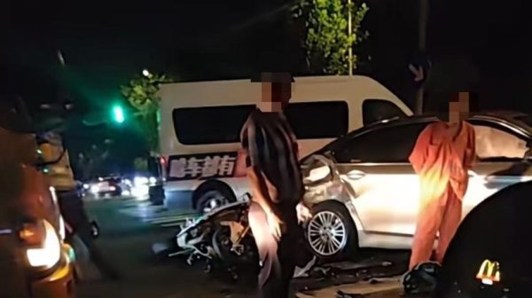 金富宝 摩托车路口一头撞上小轿车 夜间出行请减速慢行